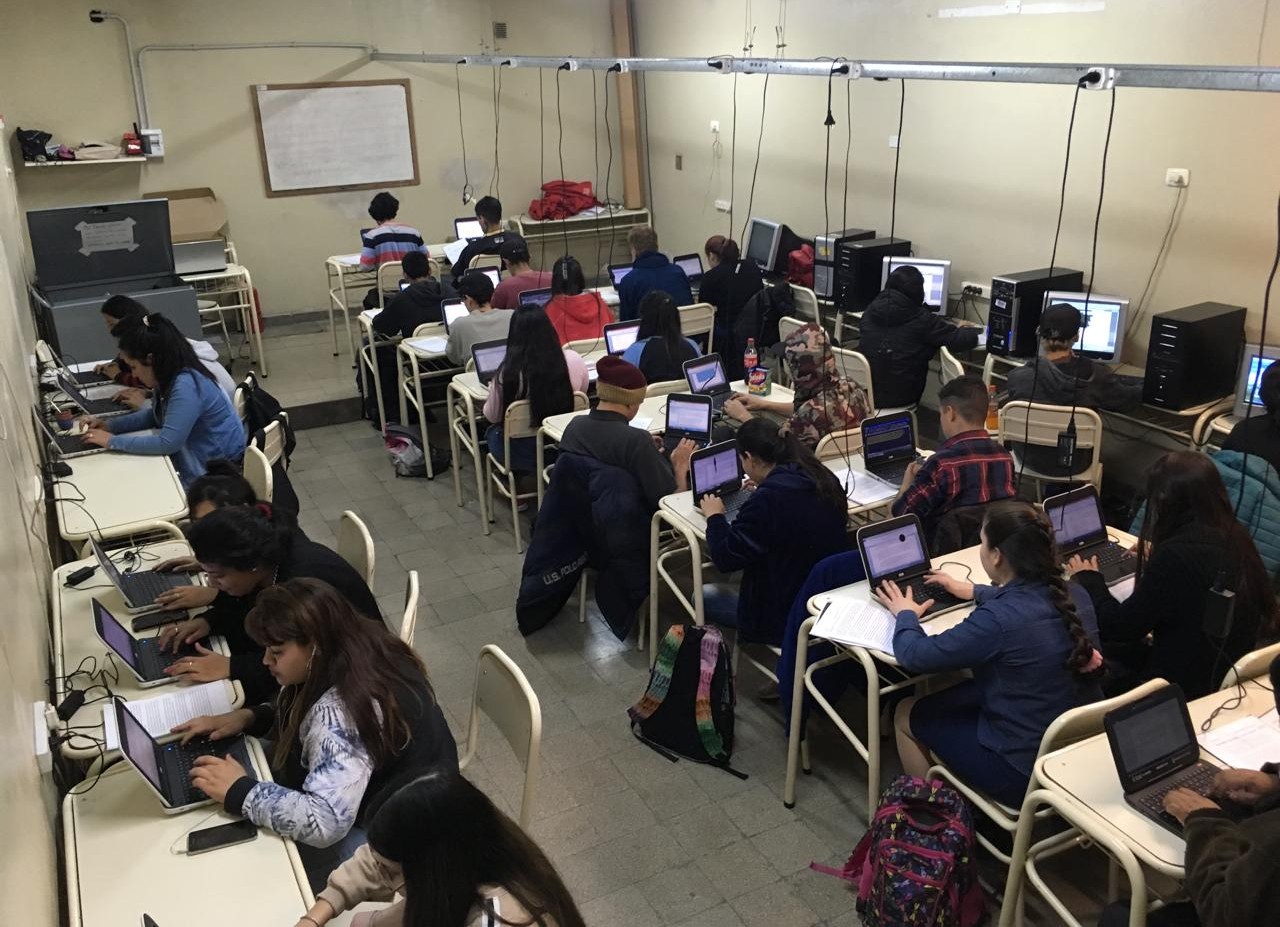 Estudiantes del CENMA trabajando en el laboratorio de inform&aacute;tica