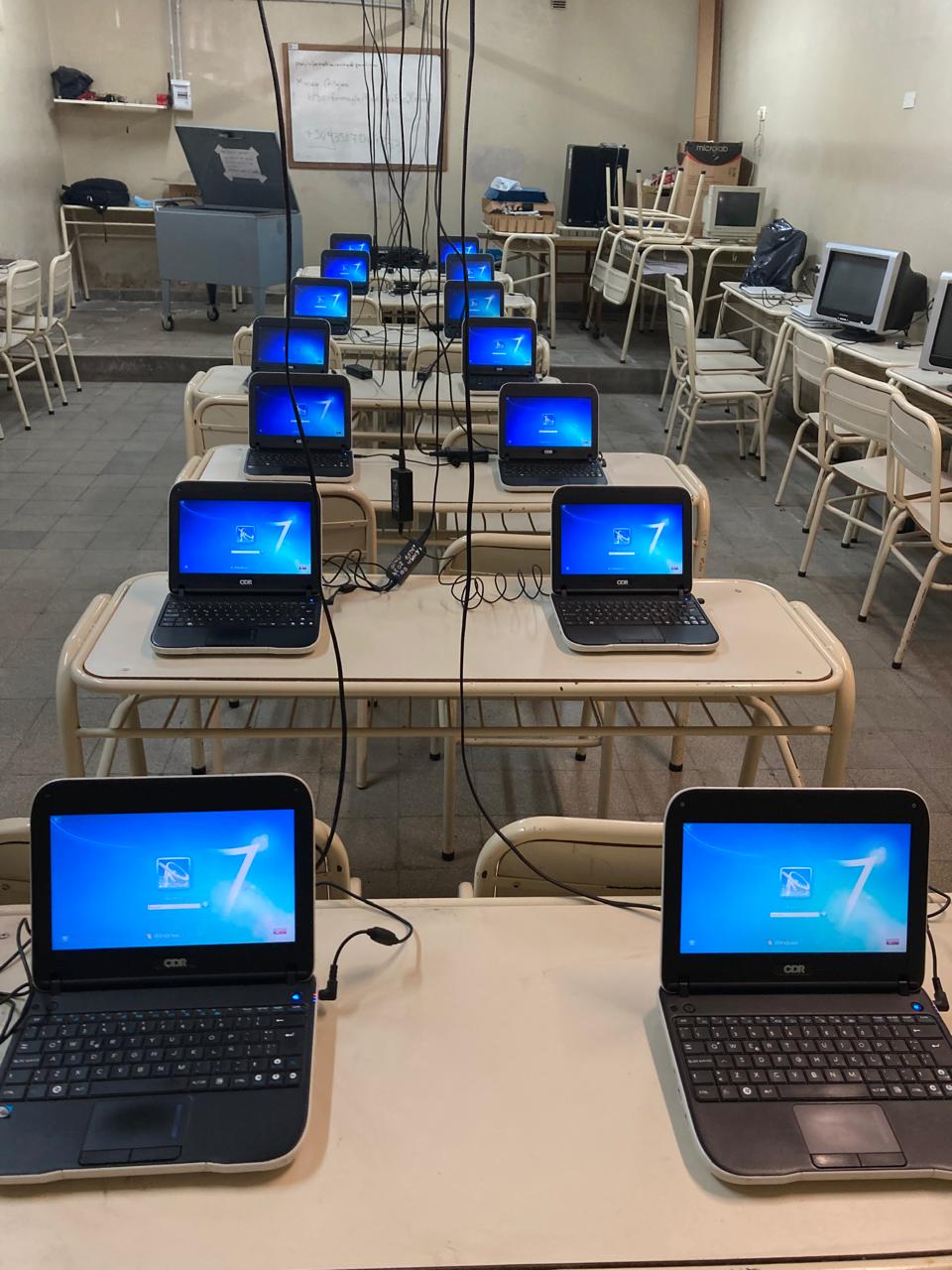 Estudiantes programando en clase